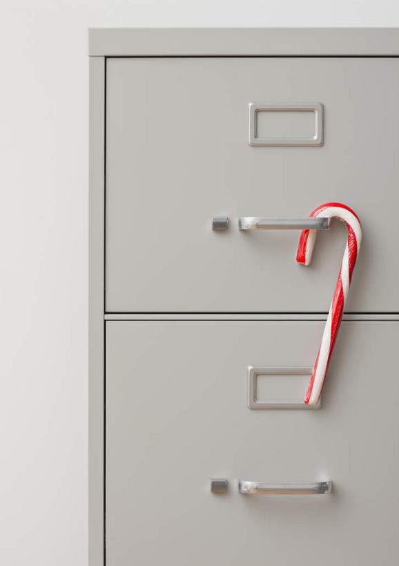 无人,竖图,室内,特写,白天,白色背景,正面,柜子,圣诞节,一根,吊挂,悬挂,条纹,节日,庆祝,材料,档案,文件,墙,食品,糖,糖果,甜点,甜品,挂,文化,墙壁,墙面,食物,红色,白色,资料,甜食,庆典,摄影,影棚,纪念,文档,档案柜,硬糖,拐杖糖,彩图,影棚拍摄,拍摄