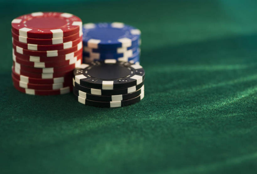 无人,横图,俯视,室内,特写,白天,游戏,赌博,贪欲,竞争,桌子,静物,玩具,一排,许多,阴影,朦胧,模糊,整齐,反射,影子,很多,玩,娱乐,刺激,排列,红色,蓝色,绿色,黑色,休闲,筹码,赌场,活动,堆,计数,队列,发泄,消遣,智力,赌具,博彩,积累,累积,投机,侥幸,欲望,宣泄,筹马,记数,玩耍,嬉戏,彩图,高角度拍摄,胜负,输赢,娱乐场