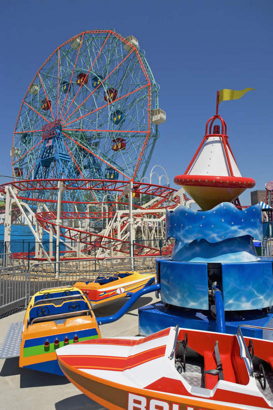 无人,游乐园,竖图,室外,白天,仰视,度假,游戏,美景,城市风光,城市,游乐场,旗帜,纽约,美国,阴影,光线,影子,景观,摩天轮,曼哈顿,玩,娱乐,旗子,蓝色,蓝天,天空,阳光,天,享受,休闲,景色,放松,游乐设施,晴朗,活动,北美,北美洲,发泄,消遣,智力,美洲,纽约州,万里无云,帝国之州,帝国州,费里斯大转轮,北亚美利加洲,亚美利加洲,宣泄,旌旗,旗号,乐园,游艺设施,布鲁克林,科尼岛,康尼岛,布鲁克林区,晴空,晴空万里,玩耍,嬉戏,彩图,低角度拍摄,曼哈顿岛