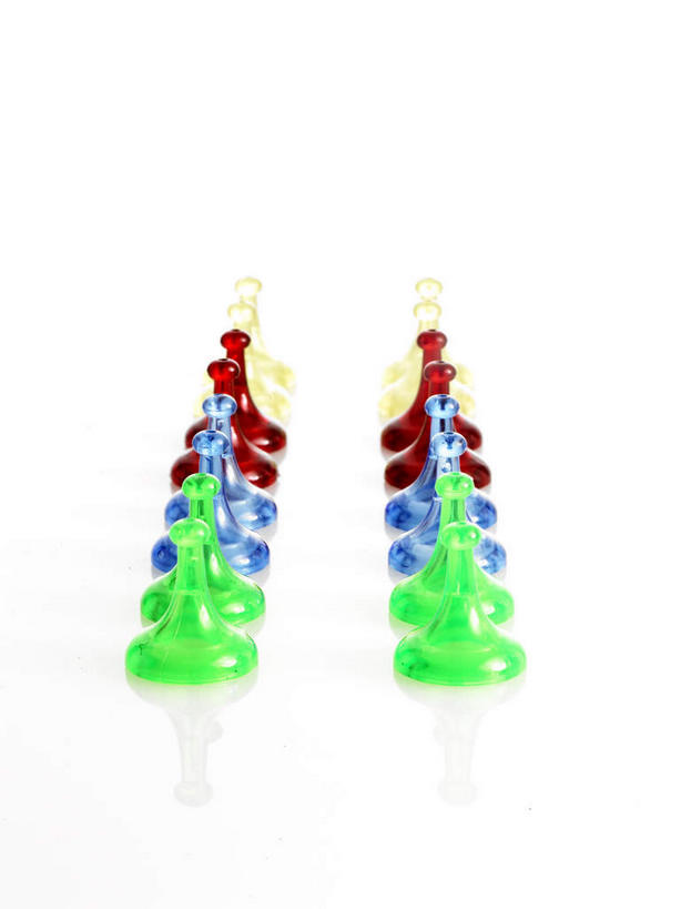 无人,竖图,俯视,彩色,室内,特写,白天,白色背景,游戏,快乐,比赛,竞争,静物,一排,许多,阴影,整齐,反射,影子,玩,娱乐,排列,象棋,休闲,棋子,棋盘,国际象棋,益智,摄影,影棚,活动,队列,发泄,消遣,智力,宣泄,玩耍,嬉戏,彩图,高角度拍摄,影棚拍摄,拍摄,兵,近卫军