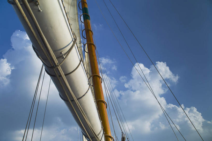 帆船,无人,横图,室外,特写,白天,仰视,美景,船,阴影,光线,影子,景观,云,云朵,云彩,蓝色,白云,蓝天,天空,阳光,自然,交通工具,天,景色,晴朗,自然风光,载具,晴空,彩图,低角度拍摄