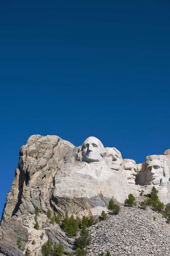 无人,公园,竖图,室外,白天,仰视,旅游,度假,石头,山,山脉,植物,标志建筑,地标,建筑,雕塑,华盛顿,美国,阴影,艺术,装饰,光线,雕刻,雕像,石子,影子,山峰,山峦,娱乐,建设,树,树木,蓝色,绿色,蓝天,天空,阳光,自然,工艺品,群山,天,享受,休闲,旅游胜地,放松,生长,晴朗,成长,纪念,美术,亚伯拉罕.林肯,北美,北美洲,国家公园,总统山,总统,乔治.华盛顿,托马斯.杰弗逊,西奥多.罗斯福,主题,肖像,美洲,林肯,陈列,南达科他州,杰斐逊,拉什莫尔山,沉积岩,罗斯福,拉什莫尔山国家纪念公园,万里无云,功能,美学,北亚美利加洲,亚美利加洲,南达科他,草狼之州,晴朗之州,托马斯.杰斐逊,美国总统山,罗斯摩尔山国家纪念公园,美国总统公园,美利坚合众国总统纪念公园,总统山国家公园,水成岩,石块,岩石,晴空,晴空万里,彩图,低角度拍摄