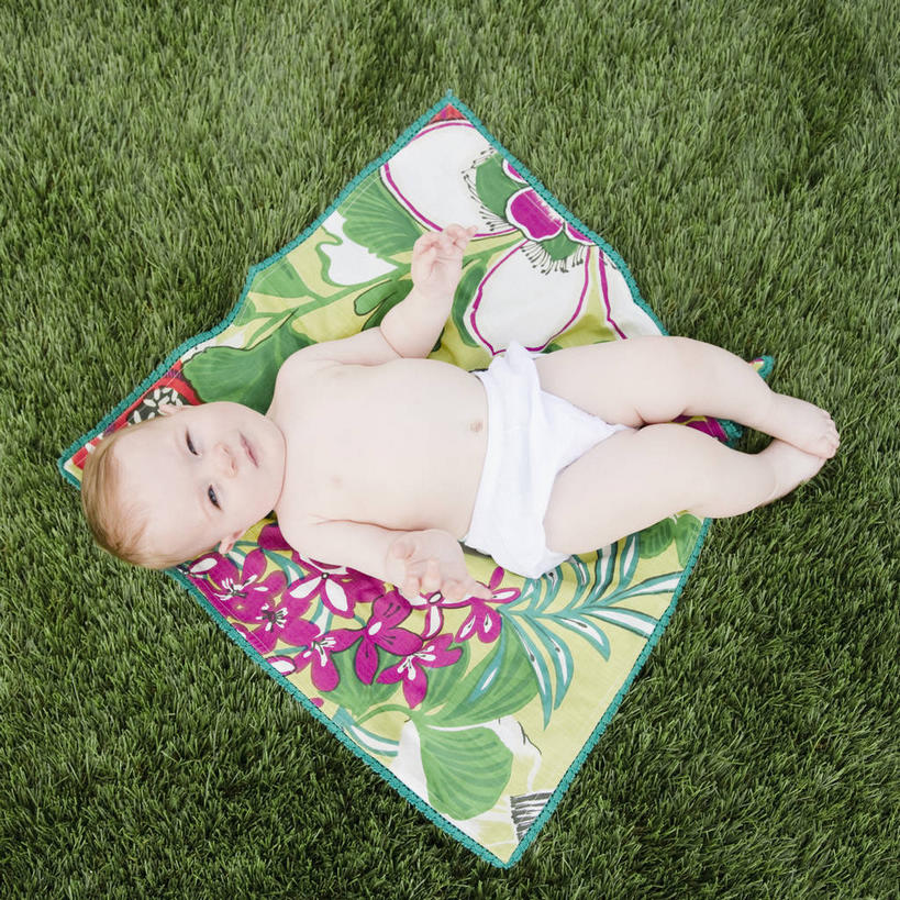 西方人,婴儿,儿童,一个人,躺,笑,微笑,露齿笑,方图,俯视,室外,白天,纯洁,草地,草坪,植物,纺织品,欧洲,欧洲人,仅一个人,阴影,装饰,光线,毛毯,毯子,影子,尿布,纸尿裤,尿不湿,草,纺织,小孩,绿色,阳光,垫子,温暖,可爱,活泼,华丽,修饰,点缀,纸尿布,宝宝,纯真,烂漫,无邪,纸尿片,衬托,美观,雅致,雅观,卧着,伶俐,天真,白种人,孩子,躺着,卧,彩图,高角度拍摄,全身