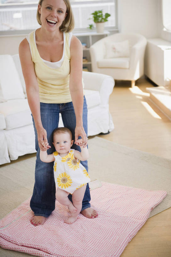 西方人,婴儿,儿童,两个人,家庭,母亲,客厅,站,笑,微笑,露齿笑,竖图,室内,白天,正面,纯洁,植物,窗户,落地窗,沙发,纺织品,欧洲,欧洲人,牵,握,服装,装饰,毛毯,盆栽,毯子,墙,盆景,扭头,注视,休闲装,玻璃窗,墙壁,墙面,纺织,小孩,衣服,绿色,自然,垫子,观察,看,站着,转头,休闲,温暖,温馨,一家人,休闲服,可爱,母爱,童年,童趣,握着,服饰,活泼,生长,成长,观看,牵着,华丽,修饰,点缀,和睦,察看,起居室,关注,宝宝,布艺沙发,童真,纯真,烂漫,无邪,衬托,美观,雅致,雅观,母婴,客堂,伶俐,天真,年轻女性,女人,女性,白种人,孩子,年轻人,站立,半身,彩图,融洽