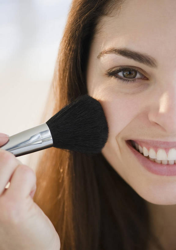 西方人,脸,头,脸颊,手,一个人,笑,微笑,露齿笑,竖图,室内,特写,白天,正面,化妆,美容,欧洲,欧洲人,仅一个年轻女性,仅一个女性,仅一个人,护肤,握,拿,拿着,注视,肩膀,一个,化妆刷,刷子,观察,看,保养,享受,休闲,手部,放松,握着,保健,单个,腮红刷,观看,单手,察看,美容工具,关注,养颜,彩妆刷,化妆工具,胭脂刷,年轻女性,女人,女性,白种人,头部,脸部,脸蛋,面部,半身,彩图