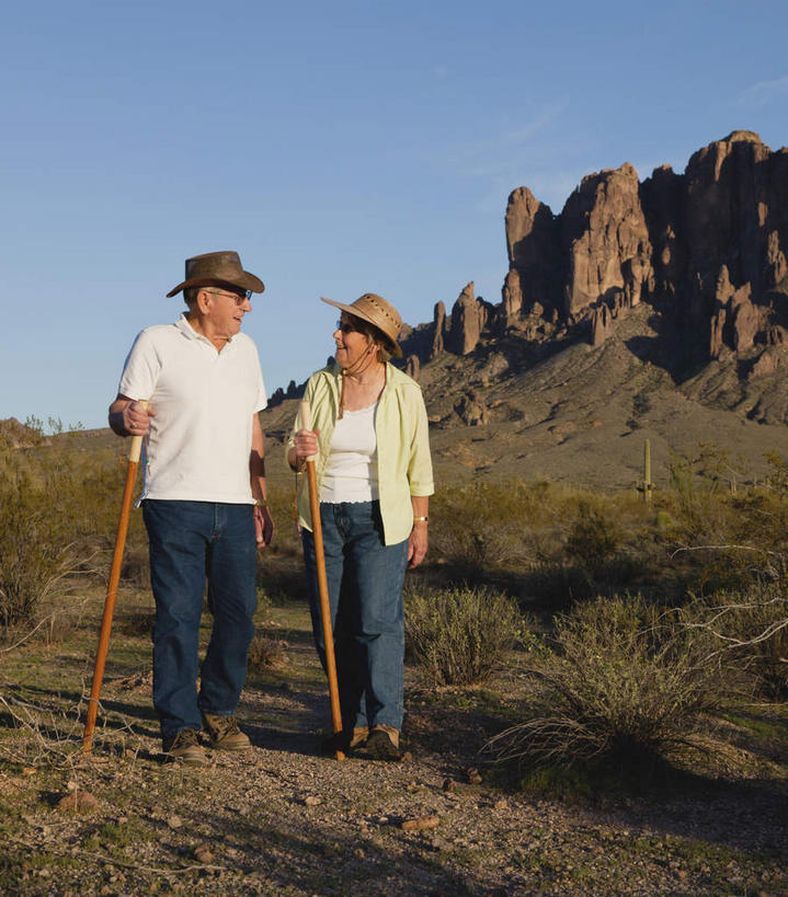 西方人,老年人,两个人,家庭,夫妻,走,竖图,室外,白天,正面,爱情,旅游,度假,草地,草坪,美景,山,山脉,植物,城市,道路,路,帽子,欧洲,美国,欧洲人,两顶,握,阴影,服装,裤子,光线,木制,棍子,影子,景观,山峰,小路,交通,山峦,浪漫,牛仔裤,休闲装,娱乐,相视,草,衣服,蓝色,绿色,蓝天,天空,阳光,自然,木制品,群山,天,享受,休闲,温暖,温馨,一家人,面对面,休闲服,牛仔帽,景色,恩爱,放松,握着,恋人,服饰,晴朗,对视,和睦,亚利桑那,北美,北美洲,互视,自然风光,美洲,相对,亚利桑那州,凤凰城,菲尼克斯,万里无云,大峡谷之州,相看,首府,北亚美利加洲,亚美利加洲,老年男性,老年女性,男人,男性,女人,女性,白种人,夫妇,情侣,晴空,晴空万里,步行,散步,走路,彩图,全身,伴侣,融洽