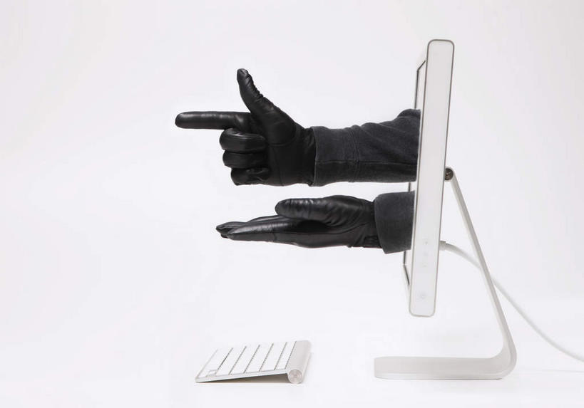 无人,捧,横图,室内,特写,白天,白色背景,正面,安全,电脑,笔记本电脑,数码,科技,阴影,反射,网络,枪,影子,防护,高光,几何,计算机图形,合成,通讯设备,黑色,手套,手势,竖,手枪,翘,保护,一台,电脑合成图,数码合成图,无线,威胁,食指,合成图,保险,通信设备,无线网络,无线上网,便携式电脑,写实,具体,具象,保全,周全,安稳,安定,防护手套,威逼,要挟,平安,手提电脑,大拇指,端,端着,捧着,手捧,半身,彩图