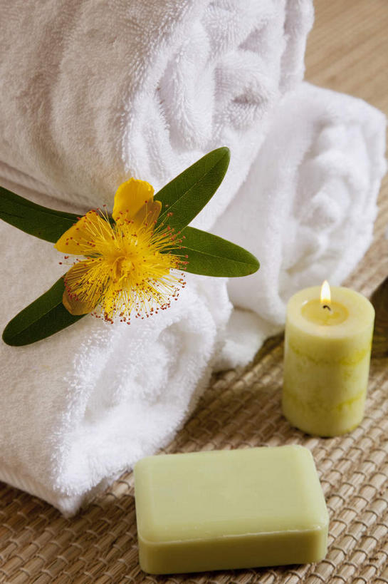 无人,竖图,俯视,室内,特写,白天,按摩,化妆,美容,蜡烛,叶子,一堆,一块,护肤,阴影,堆叠,堆积,朦胧,模糊,盛开,光线,纺织物,火焰,影子,烛光,绿叶,燃烧,花蕾,花,花瓣,花朵,鲜花,三个,白色,化妆品,肥皂,毛巾,香皂,日用品,洗浴用品,花苞,花蕊,点燃,清洁,保养,享受,休闲,嫩叶,放松,SPA水疗,保健,温泉浴场,堆,保暖,护肤品,化妆用品,护肤用品,舒缓,透气,养颜,防水,去污,紧肤,嫩肤,储水,耐磨,吸水,叶,叶片,矿泉疗养地,洗涤,彩图,高角度拍摄,水疗