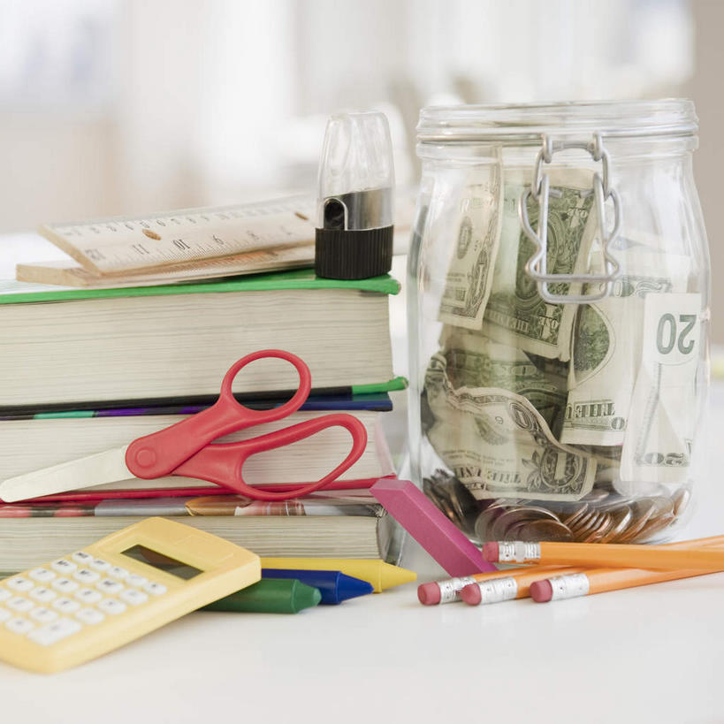 无人,方图,室内,特写,白天,正面,钱,计算器,美元,桌面,桌子,静物,书籍,玻璃,一堆,修剪,堆叠,堆积,朦胧,模糊,计算,科学,木制,笔,工具,剪刀,钱币,办公用品,美金,玻璃制品,文具,玻璃瓶,木制品,瓶子,铅笔,学习用品,三本,钞票,金融,理财,纸币,财务,摄影,影棚,经济,堆,裁剪,文具用品,剪子,剪裁,切割,数学,美圆,流通,纸钞,贸易,广口瓶,货币,现金,书,图书,彩图,影棚拍摄,拍摄