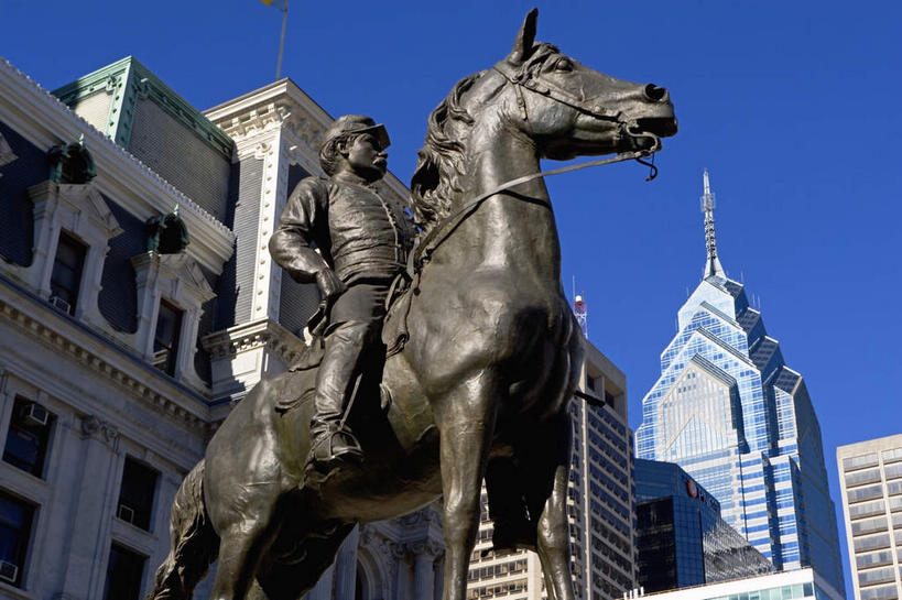 西方人,一个人,无人,博物馆,高楼大厦,坐,横图,室外,白天,仰视,民族服装,旅游,度假,名胜古迹,标志建筑,城市,大厦,地标,建筑,摩天大楼,马,野生动物,雕塑,欧洲,美国,欧洲人,仅一个男性,仅一个人,仅一个中年男性,阴影,研究,遗迹,艺术,装饰,光线,雕刻,雕像,影子,教育,注视,古迹,文物,娱乐,建设,古建筑,一匹,蓝色,蓝天,天空,阳光,动物,工艺品,天,观察,看,享受,休闲,旅游胜地,放松,运输,牲畜,晴朗,观看,纪念,展览,美术,察看,北美,北美洲,关注,欣赏,主题,美洲,陈列,古文明,万里无云,费城,博爱之城,宾夕法尼亚,宾夕法尼亚州,宾州,拱顶石州,拱心石之州,宾氏林地,功能,美学,北亚美利加洲,亚美利加洲,典藏,费城艺术博物馆,男人,男性,中年男性,白种人,晴空,晴空万里,坐着,彩图,低角度拍摄,全身,传统服装,民俗服,大楼,高层建筑,高楼,摩天楼