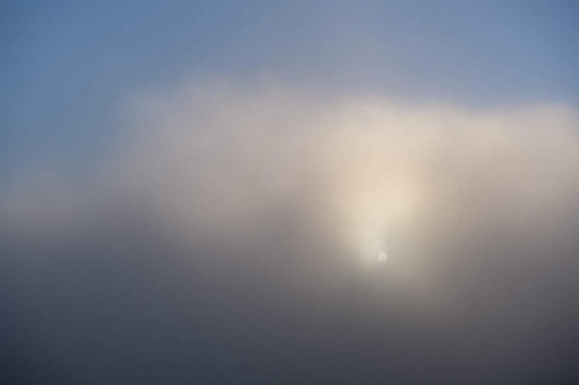 无人,横图,室外,特写,白天,仰视,日出,太阳,雾,阴影,朦胧,模糊,光线,影子,云,云朵,朝霞,晨曦,黎明,云彩,蓝色,白云,蓝天,天空,阳光,天,晴朗,迷雾,朝阳,大雾,晴空,彩图,低角度拍摄,破晓