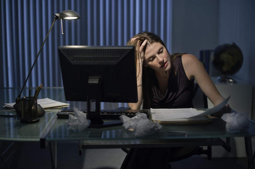 西方人,一个人,商务人士,商务女性,办公室,坐,横图,室内,夜晚,正面,电脑,显示器,鼠标,键盘,仪器,海洋,窗户,家具,台灯,桌子,地图,椅子,照明,欧洲,欧洲人,仅一个年轻女性,仅一个女性,仅一个人,撑,握,阴影,套装,光线,网格,网络,材料,档案,地球仪,文件,线条,影子,纸,世界地图,百叶窗,办公桌,地球,陆地,灯光,拿,全球,拿着,注视,输入设备,通讯设备,灯,球,会议椅,经纬线,模型,手稿,资料,灯具,观察,看,球体,台式电脑,握着,地理,国家,观看,一台,办公椅,证明,照亮,大陆,察看,世界,撑着,照明设备,关注,文档,通信设备,商务装,纬线,版图,经线,工薪阶层,输出设备,经纬仪,地理学,办公家具,商务椅,培训椅,年轻女性,女人,女性,白种人,白领,上班族,坐着,半身,彩图,大洋,大洲