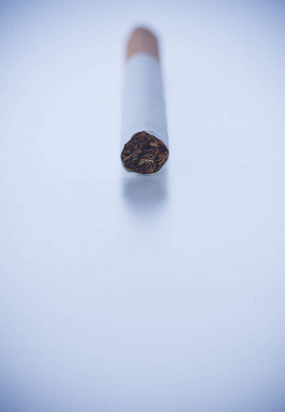 无人,竖图,俯视,室内,特写,白天,静物,香烟,一根,阴影,蓝色背景,朦胧,模糊,反射,影子,烟,摄影,影棚,卷烟,烟草,纸烟,彩图,高角度拍摄,影棚拍摄,拍摄