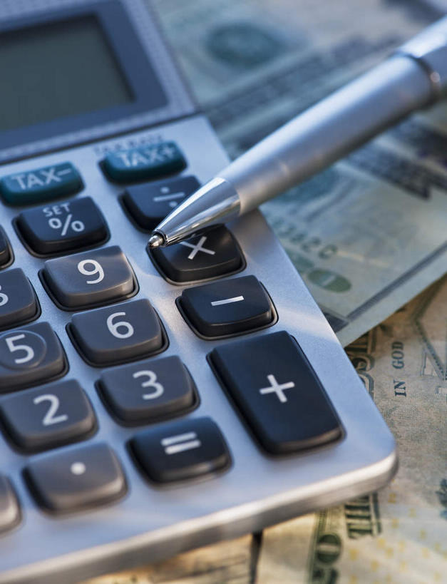 无人,竖图,室内,特写,白天,正面,钱,计算器,美元,静物,阴影,反射,计算,科学,笔,标志,钱币,数字,文字,影子,字符,办公用品,美金,标识,水笔,文具,学习用品,钞票,金融,理财,纸币,财务,阿拉伯数字,经济,文具用品,一支,数学,美圆,流通,纸钞,贸易,货币,现金,彩图