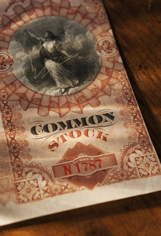 无人,竖图,俯视,室内,特写,白天,静物,一排,阴影,整齐,并列,并排,反射,英文,标志,文字,影子,字符,字母,标识,排列,摄影,影棚,英文字母,证书,队列,平行,彩图,高角度拍摄,影棚拍摄,拍摄