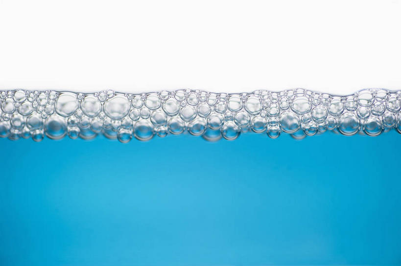 无人,横图,室内,特写,白天,白色背景,正面,化妆,美容,水,护肤,波纹,透明,液体,气泡,水滴,涟漪,漩涡,水泡,水珠,蓝色,水纹,泡泡,化妆品,肥皂,香皂,日用品,洗浴用品,清洁,保养,享受,休闲,放松,保健,摄影,影棚,圆弧,护肤品,化妆用品,护肤用品,舒缓,养颜,去污,紧肤,嫩肤,理智,沉静,冷色,高深,冷淡,洗涤,彩图,影棚拍摄,拍摄