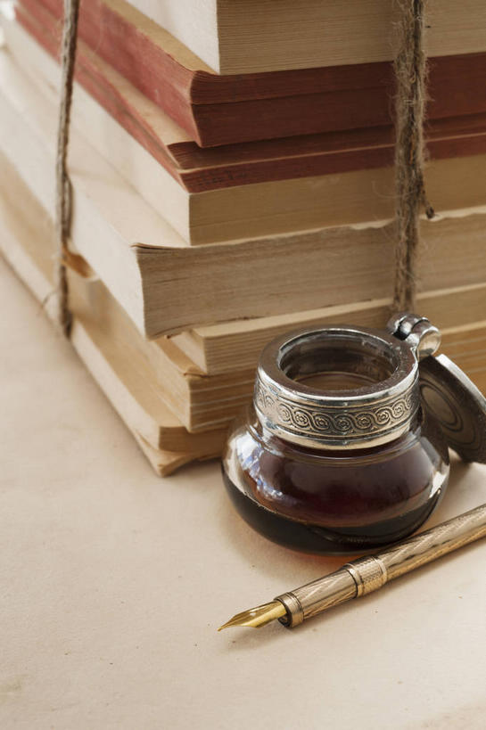 无人,竖图,俯视,室内,特写,白天,桌子,静物,书籍,一排,阴影,整齐,反射,笔,罐子,墨水,影子,办公用品,钢笔,书桌,玻璃制品,文具,排列,一个,玻璃瓶,课桌,瓶子,绳子,学习用品,摄影,影棚,墨,单个,堆,绳索,墨水瓶,墨汁,文具用品,一支,队列,文房四宝,书,图书,彩图,高角度拍摄,影棚拍摄,拍摄