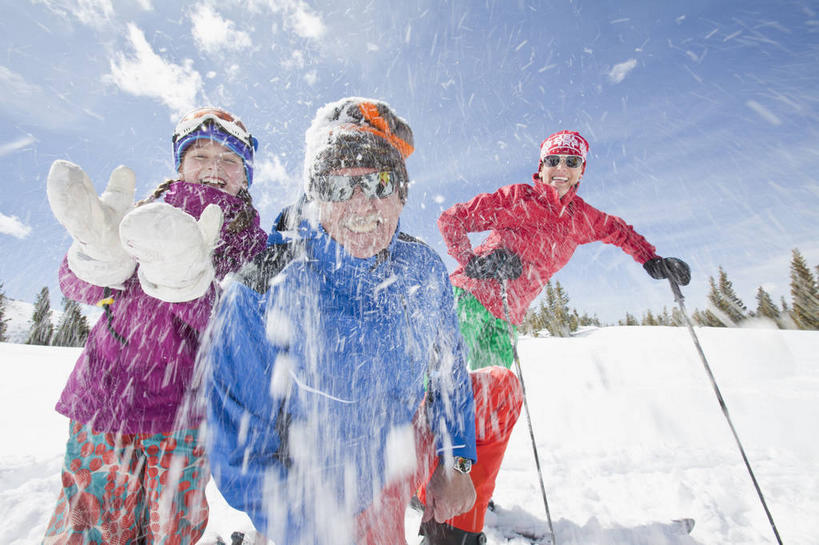 西方人,儿童,老年人,三个人,家庭,夫妻,祖母,祖父,站,投,笑,微笑,露齿笑,横图,室外,白天,正面,爱情,锻炼,旅游,度假,纯洁,安全,运动,树林,雪,植物,大雪,欧洲,欧洲人,弯腰,握,阴影,服装,装饰,光线,工具,器材,眼镜,影子,积雪,雪景,云,云朵,冬季,冬天,防护,浪漫,云彩,注视,娱乐,运动器械,树,树木,小孩,衣服,蓝色,绿色,白云,蓝天,天空,阳光,自然,手套,天,观察,看,站着,享受,休闲,温暖,温馨,一家人,器械,健身器械,恩爱,放松,寒冷,可爱,童年,童趣,握着,恋人,服饰,生长,晴朗,奶奶,爷爷,成长,拐杖,观看,祖孙,羽绒服,保暖,护目镜,保护,华丽,滑雪板,滑雪杖,点缀,和睦,察看,御寒,关注,室外运动,滑雪镜,保险,健身器材,户外运动,滑雪装备,童真,烂漫,无邪,外婆,外孙女,外祖母,外公,外祖父,保全,周全,安稳,安定,弯身,衬托,美观,雅致,雅观,严寒,辅助设备,安全防护眼镜,冬装,平安,天真,老年男性,老年女性,男人,男性,女孩,女人,女性,白种人,孩子,夫妇,情侣,孙女,晴空,抛,扔,撒,站立,掷,半身,彩图,健身,雪镜,伴侣,融洽,防护眼镜,运动器材,女生