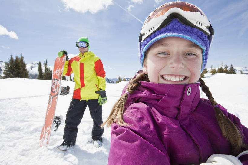 西方人,儿童,中年人,两个人,家庭,父亲,女儿,站,笑,双手交叉,微笑,露齿笑,横图,室外,白天,正面,锻炼,旅游,度假,纯洁,安全,运动,树林,雪,植物,大雪,欧洲,欧洲人,握,阴影,服装,装饰,光线,工具,器材,眼镜,影子,积雪,雪景,云,云朵,冬季,冬天,防护,拿,云彩,拿着,注视,娱乐,运动器械,树,树木,小孩,衣服,蓝色,绿色,白云,蓝天,天空,阳光,自然,手套,天,观察,看,站着,享受,休闲,温暖,温馨,父女,一家人,器械,健身器械,放松,父爱,寒冷,可爱,童年,童趣,握着,服饰,生长,晴朗,成长,拐杖,观看,羽绒服,保暖,护目镜,保护,华丽,滑雪板,滑雪杖,点缀,和睦,察看,双手抱胸,御寒,关注,室外运动,滑雪镜,保险,健身器材,户外运动,滑雪装备,童真,烂漫,无邪,保全,周全,安稳,安定,衬托,美观,雅致,雅观,严寒,辅助设备,安全防护眼镜,冬装,平安,天真,男人,男性,女孩,中年男性,白种人,孩子,晴空,站立,半身,彩图,健身,雪镜,融洽,防护眼镜,运动器材,女生