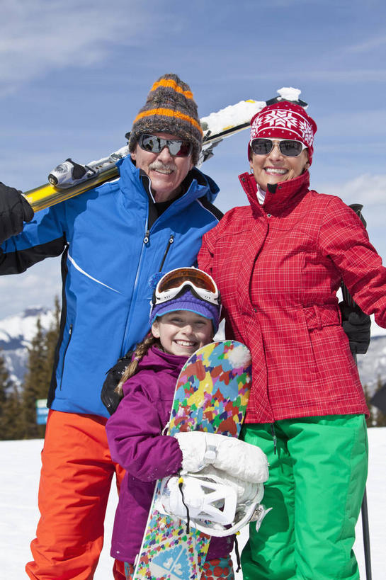 西方人,儿童,老年人,三个人,家庭,夫妻,祖母,祖父,站,笑,微笑,露齿笑,竖图,室外,白天,正面,爱情,锻炼,旅游,度假,纯洁,安全,运动,树林,雪,植物,大雪,欧洲,欧洲人,握,阴影,服装,装饰,光线,工具,器材,眼镜,影子,积雪,雪景,云,云朵,冬季,冬天,防护,浪漫,拿,云彩,拿着,注视,娱乐,运动器械,树,树木,小孩,衣服,蓝色,绿色,白云,蓝天,天空,阳光,自然,手套,天,观察,看,扛,站着,享受,休闲,温暖,温馨,一家人,器械,健身器械,恩爱,放松,寒冷,可爱,童年,童趣,握着,恋人,服饰,生长,晴朗,奶奶,爷爷,成长,拐杖,观看,祖孙,羽绒服,保暖,护目镜,保护,华丽,滑雪板,滑雪杖,点缀,和睦,察看,御寒,关注,室外运动,滑雪镜,保险,健身器材,户外运动,滑雪装备,童真,烂漫,无邪,外婆,外孙女,外祖母,外公,外祖父,保全,周全,安稳,安定,衬托,美观,雅致,雅观,严寒,辅助设备,安全防护眼镜,扛在肩上,冬装,平安,天真,老年男性,老年女性,男人,男性,女孩,女人,女性,白种人,孩子,夫妇,情侣,孙女,晴空,站立,半身,彩图,健身,雪镜,伴侣,融洽,防护眼镜,运动器材,女生