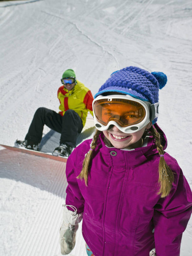 西方人,儿童,中年人,两个人,家庭,父亲,女儿,站,坐,笑,微笑,露齿笑,竖图,俯视,室外,白天,锻炼,旅游,度假,纯洁,安全,运动,雪,大雪,帽子,欧洲,欧洲人,阴影,服装,装饰,光线,眼镜,影子,积雪,雪景,冬季,冬天,防护,注视,娱乐,小孩,衣服,阳光,手套,观察,看,站着,享受,休闲,温暖,温馨,父女,一家人,放松,父爱,寒冷,可爱,童年,童趣,服饰,观看,羽绒服,保暖,护目镜,保护,华丽,点缀,和睦,察看,御寒,关注,室外运动,滑雪镜,保险,户外运动,童真,烂漫,无邪,保全,周全,安稳,安定,衬托,美观,雅致,雅观,棉帽,严寒,安全防护眼镜,冬装,平安,天真,男人,男性,女孩,中年男性,白种人,孩子,抬头,仰头,站立,坐着,半身,彩图,高角度拍摄,健身,雪镜,融洽,防护眼镜,女生