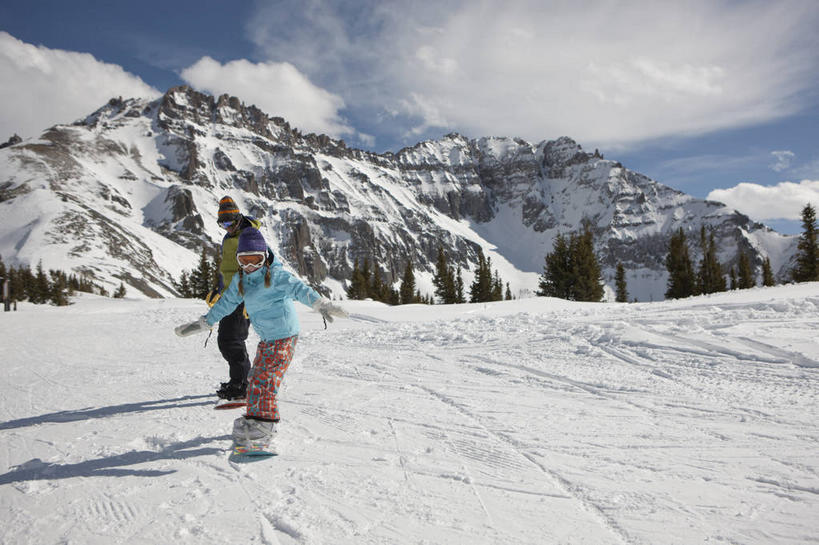 西方人,儿童,中年人,两个人,家庭,父亲,女儿,站,伸展双臂,横图,室外,白天,侧面,锻炼,旅游,度假,纯洁,安全,运动,山,雪,雪山,植物,大雪,欧洲,欧洲人,阴影,服装,朦胧,模糊,装饰,光线,眼镜,影子,冰,积雪,山峰,雪景,云,云朵,冬季,冬天,防护,山峦,云彩,注视,娱乐,运动器械,树,树木,小孩,衣服,蓝色,绿色,白云,蓝天,天空,阳光,自然,手套,天,低头,观察,看,站着,享受,休闲,温暖,温馨,父女,一家人,健身器械,放松,父爱,寒冷,可爱,童年,童趣,服饰,生长,晴朗,成长,观看,保暖,护目镜,保护,华丽,滑雪板,点缀,和睦,察看,冰冷,御寒,关注,室外运动,滑雪镜,保险,健身器材,户外运动,滑雪服,滑雪装备,童真,烂漫,无邪,保全,周全,安稳,安定,衬托,美观,雅致,雅观,严寒,冰凉,酷寒,凛冽,凛凛,极冷,安全防护眼镜,竞技服,旅游服,冬装,平安,天真,男人,男性,女孩,中年男性,白种人,孩子,晴空,敞开双臂,伸开双臂,展开双肩,站立,张开手臂,张开双臂,彩图,全身,健身,雪镜,融洽,防护眼镜,运动器材,女生