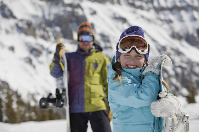 西方人,儿童,中年人,两个人,家庭,父亲,女儿,站,笑,微笑,露齿笑,横图,室外,白天,正面,锻炼,旅游,度假,纯洁,安全,运动,山,雪,雪山,植物,大雪,帽子,欧洲,欧洲人,握,阴影,服装,朦胧,模糊,装饰,光线,眼镜,影子,冰,积雪,山峰,雪景,云,云朵,冬季,冬天,防护,山峦,拿,云彩,拿着,注视,娱乐,运动器械,树,树木,小孩,衣服,蓝色,绿色,白云,蓝天,天空,阳光,自然,手套,天,观察,看,站着,享受,休闲,温暖,温馨,父女,一家人,健身器械,放松,父爱,寒冷,可爱,童年,童趣,握着,服饰,生长,晴朗,成长,观看,保暖,护目镜,保护,华丽,滑雪板,点缀,和睦,察看,冰冷,御寒,关注,室外运动,滑雪镜,保险,健身器材,户外运动,滑雪服,滑雪装备,童真,烂漫,无邪,保全,周全,安稳,安定,衬托,美观,雅致,雅观,棉帽,严寒,冰凉,酷寒,凛冽,凛凛,极冷,安全防护眼镜,竞技服,旅游服,冬装,平安,天真,男人,男性,女孩,中年男性,白种人,孩子,晴空,站立,半身,彩图,健身,雪镜,融洽,防护眼镜,运动器材,女生