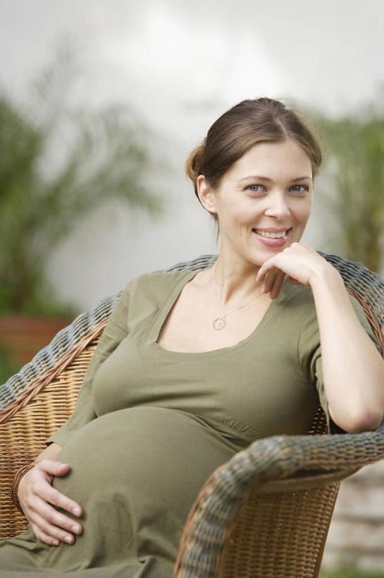 西方人,孕妇,一个人,坐,笑,摸,微笑,露齿笑,竖图,室内,白天,正面,植物,椅子,欧洲,欧洲人,仅一个女性,仅一个人,撑,抚摸,服装,裤子,朦胧,模糊,盆栽,木椅,墙,盆景,托腮,注视,牛仔裤,休闲装,墙壁,墙面,衣服,绿色,白色,自然,观察,看,托,仅一个中年女性,休闲,怀孕,休闲服,服饰,生长,成长,观看,察看,待产,关注,托下巴,妊娠,准妈妈,单手托腮,女人,女性,中年女性,白种人,产妇,触摸,接触,坐着,半身,彩图