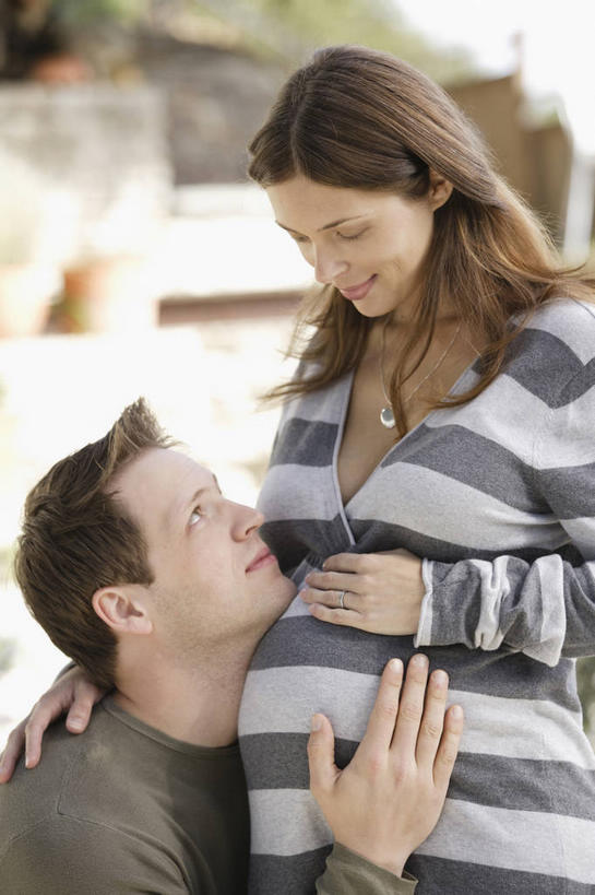 西方人,中年人,孕妇,两个人,家庭,夫妻,站,蹲,笑,摸,微笑,露齿笑,竖图,室外,白天,侧面,爱情,植物,项链,欧洲,欧洲人,抚摸,服装,朦胧,模糊,盆栽,盆景,浪漫,注视,休闲装,装饰品,衣服,绿色,自然,饰品,首饰,低头,观察,看,靠,靠着,倚靠,站着,休闲,温暖,温馨,一家人,怀孕,休闲服,恩爱,恋人,服饰,生长,成长,观看,和睦,察看,倚着,待产,关注,妊娠,准妈妈,男人,男性,女人,女性,中年男性,中年女性,白种人,夫妇,情侣,产妇,触摸,蹲着,接触,抬头,仰头,站立,半身,彩图,伴侣,融洽