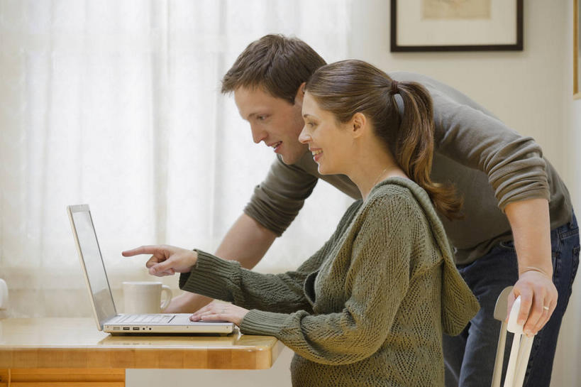 西方人,中年人,孕妇,两个人,家庭,夫妻,站,坐,笑,微笑,露齿笑,横图,室内,白天,侧面,爱情,电脑,笔记本电脑,窗户,窗帘,桌面,桌子,杯子,椅子,欧洲,欧洲人,撑,敲打,弯腰,指,服装,装饰,网络,木制,瓷器,木椅,墙,咖啡杯,陶瓷制品,浪漫,注视,休闲装,方向,输入,通讯设备,玻璃窗,墙壁,墙面,衣服,白色,帘子,木制品,打字,观察,看,手势,站着,休闲,温暖,温馨,一家人,怀孕,休闲服,连帽衫,遮阳,恩爱,恋人,服饰,观看,点击,华丽,修饰,敲击,点缀,和睦,察看,无线,撑着,指向,待产,食指,关注,瓷杯,通信设备,无线网络,帽衫,无线上网,便携式电脑,弯身,衬托,美观,雅致,雅观,妊娠,准妈妈,按键,手提电脑,男人,男性,女人,女性,中年男性,中年女性,白种人,夫妇,情侣,产妇,装饰画,站立,坐着,半身,彩图,伴侣,融洽