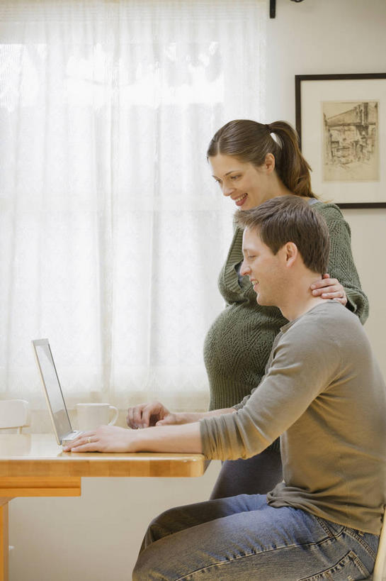 西方人,中年人,孕妇,两个人,家庭,夫妻,站,坐,笑,微笑,露齿笑,竖图,室内,白天,侧面,爱情,电脑,笔记本电脑,窗户,窗帘,桌面,桌子,杯子,椅子,欧洲,欧洲人,敲打,服装,装饰,网络,木制,瓷器,木椅,墙,咖啡杯,陶瓷制品,浪漫,注视,休闲装,输入,通讯设备,玻璃窗,墙壁,墙面,衣服,白色,帘子,木制品,打字,观察,看,站着,休闲,温暖,温馨,一家人,怀孕,休闲服,连帽衫,遮阳,恩爱,搭,恋人,服饰,观看,点击,华丽,修饰,敲击,点缀,和睦,察看,无线,待产,搭着,关注,瓷杯,通信设备,无线网络,帽衫,无线上网,便携式电脑,衬托,美观,雅致,雅观,妊娠,准妈妈,按键,手提电脑,男人,男性,女人,女性,中年男性,中年女性,白种人,夫妇,情侣,产妇,装饰画,站立,坐着,半身,彩图,伴侣,融洽