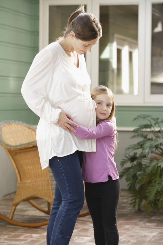 西方人,儿童,中年人,孕妇,两个人,家庭,母亲,女儿,家,站,握手,抱,笑,微笑,竖图,室外,白天,侧面,纯洁,植物,窗户,椅子,欧洲,欧洲人,服装,裤子,盆栽,房屋,木椅,墙,屋子,公寓,盆景,牛仔裤,休闲装,洋房,楼房,玻璃窗,墙壁,墙面,住宅,小孩,衣服,绿色,自然,低头,站着,休闲,温暖,温馨,母女,一家人,怀孕,休闲服,可爱,母爱,童年,童趣,服饰,生长,成长,抱着,和睦,搂着,待产,童真,烂漫,无邪,妊娠,准妈妈,天真,女孩,女人,女性,中年女性,白种人,孩子,产妇,搀手,拉手,搂,搂抱,手拉手,手握手,抬头,仰头,站立,半身,彩图,房子,融洽,女生