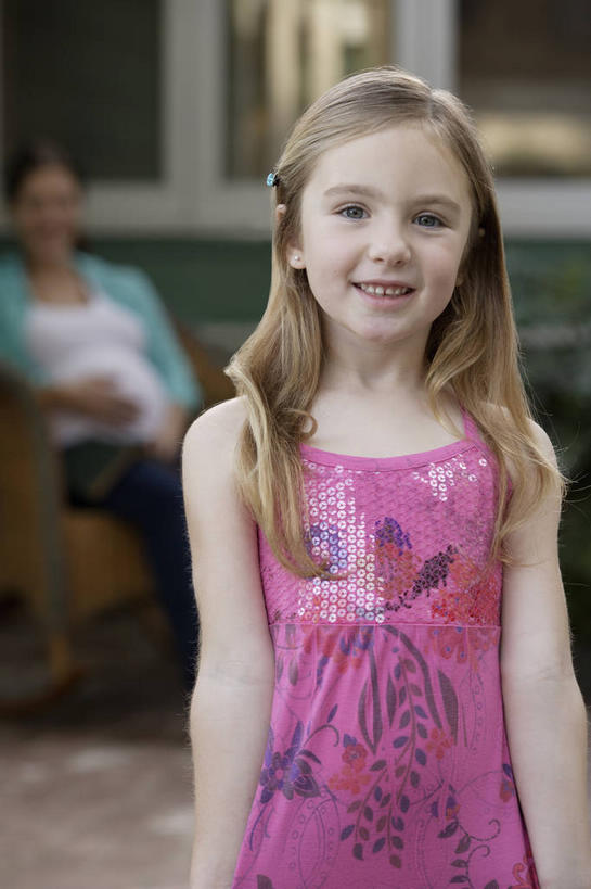 西方人,儿童,中年人,孕妇,两个人,家庭,母亲,女儿,家,站,坐,笑,摸,微笑,露齿笑,竖图,室外,白天,正面,纯洁,椅子,吊带,欧洲,欧洲人,抚摸,服装,朦胧,模糊,房屋,屋子,公寓,注视,吊带衫,洋房,楼房,住宅,小孩,衣服,观察,看,站着,温暖,温馨,母女,一家人,怀孕,可爱,母爱,童年,童趣,服饰,观看,和睦,察看,待产,衣着,穿着,关注,童真,烂漫,无邪,妊娠,准妈妈,衣饰,天真,女孩,女人,女性,中年女性,白种人,孩子,产妇,触摸,接触,站立,坐着,半身,彩图,房子,融洽,女生