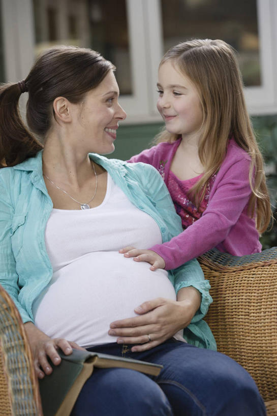 西方人,儿童,中年人,孕妇,两个人,家庭,母亲,女儿,站,坐,笑,摸,微笑,露齿笑,竖图,室外,白天,正面,纯洁,窗户,椅子,欧洲,欧洲人,抚摸,服装,朦胧,模糊,扭头,注视,休闲装,玻璃窗,小孩,衣服,观察,看,站着,转头,休闲,温暖,温馨,母女,一家人,怀孕,休闲服,可爱,母爱,童年,童趣,服饰,观看,和睦,察看,待产,关注,童真,烂漫,无邪,妊娠,准妈妈,天真,女孩,女人,女性,中年女性,白种人,孩子,产妇,触摸,接触,站立,坐着,半身,彩图,融洽,女生