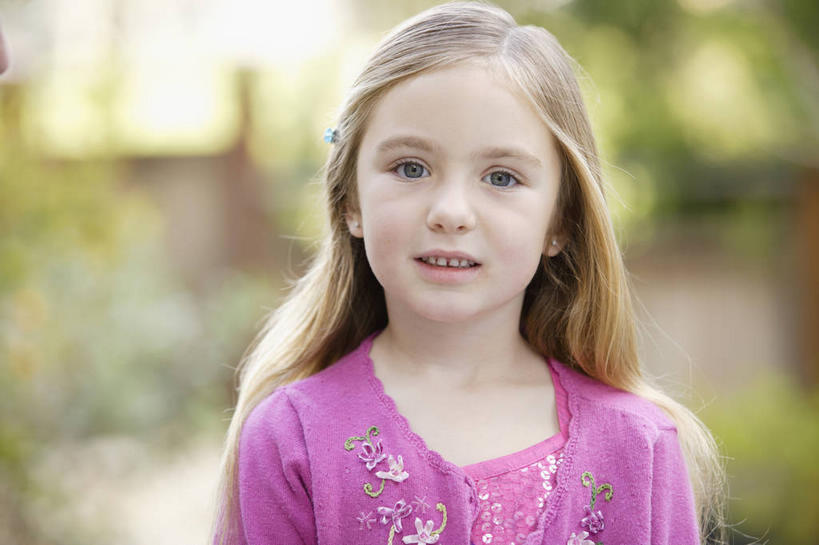 西方人,儿童,一个人,站,笑,微笑,横图,室外,白天,正面,纯洁,植物,欧洲,欧洲人,仅一个女性,仅一个人,服装,朦胧,模糊,注视,休闲装,树,树木,小孩,衣服,绿色,自然,观察,看,站着,仅一个小孩,休闲,休闲服,可爱,童年,童趣,服饰,生长,成长,观看,察看,关注,童真,烂漫,无邪,天真,女孩,女人,女性,白种人,孩子,站立,半身,彩图,女生