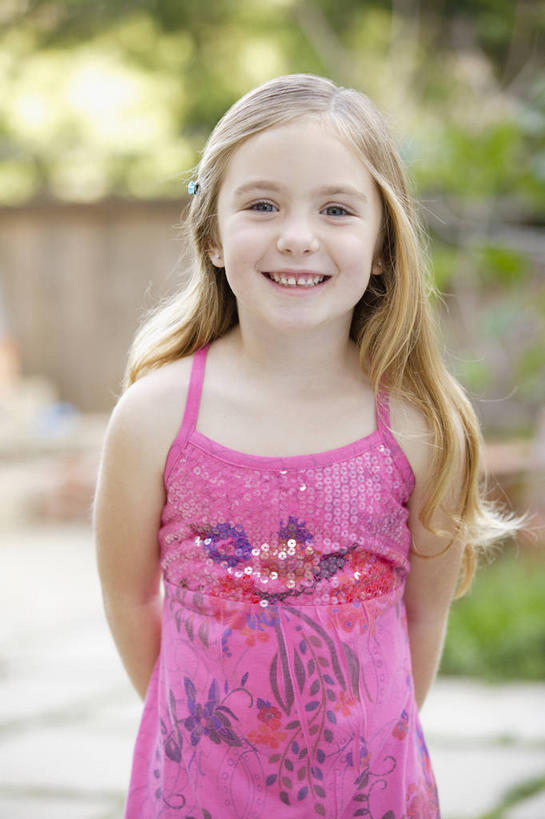 西方人,儿童,一个人,站,笑,微笑,露齿笑,竖图,室外,白天,正面,纯洁,植物,吊带,欧洲,欧洲人,仅一个女性,仅一个人,服装,朦胧,模糊,墙,注视,吊带衫,墙壁,墙面,树,树木,小孩,衣服,绿色,自然,观察,看,站着,仅一个小孩,可爱,童年,童趣,服饰,生长,成长,观看,察看,衣着,穿着,关注,童真,烂漫,无邪,背手,衣饰,天真,女孩,女人,女性,白种人,孩子,站立,半身,彩图,女生