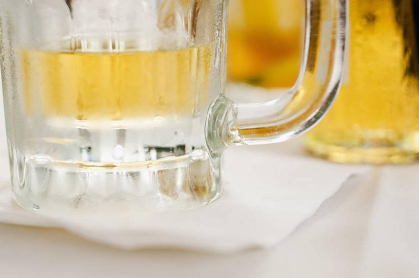 啤酒,无人,横图,室内,特写,白天,正面,桌面,桌子,杯子,朦胧,模糊,木制,酒类,一杯,玻璃制品,酒,饮料,餐巾,酒杯,木制品,啤酒杯,保洁方巾,口布,玻璃杯,彩图