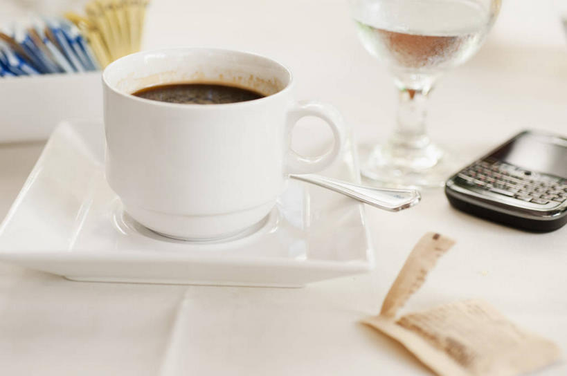 咖啡,无人,打电话,横图,俯视,室内,特写,白天,幸福,水,桌面,桌子,杯子,餐具,电话,手机,阴影,朦胧,模糊,反射,木制,瓷器,碟子,高脚杯,盘,液体,影子,勺子,咖啡杯,陶瓷制品,红酒杯,娱乐,通讯设备,饮用水,玻璃制品,饮料,盘子,餐巾,酒杯,木制品,调羹,碟,汤匙,矿泉水,享受,休闲,温馨,放松,乐趣,提神,舒适,葡萄酒杯,瓷杯,醒脑,蒸馏水,一部,软饮料,保洁方巾,口布,交流,玻璃杯,沟通,通话,彩图,高角度拍摄