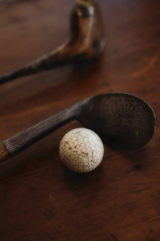 无人,竖图,俯视,室内,特写,白天,地板,静物,朦胧,模糊,高尔夫,高尔夫球,地面,木地板,三个,高尔夫球杆,高尔夫运动,高尔夫球具,高尔夫球运动,彩图,高角度拍摄