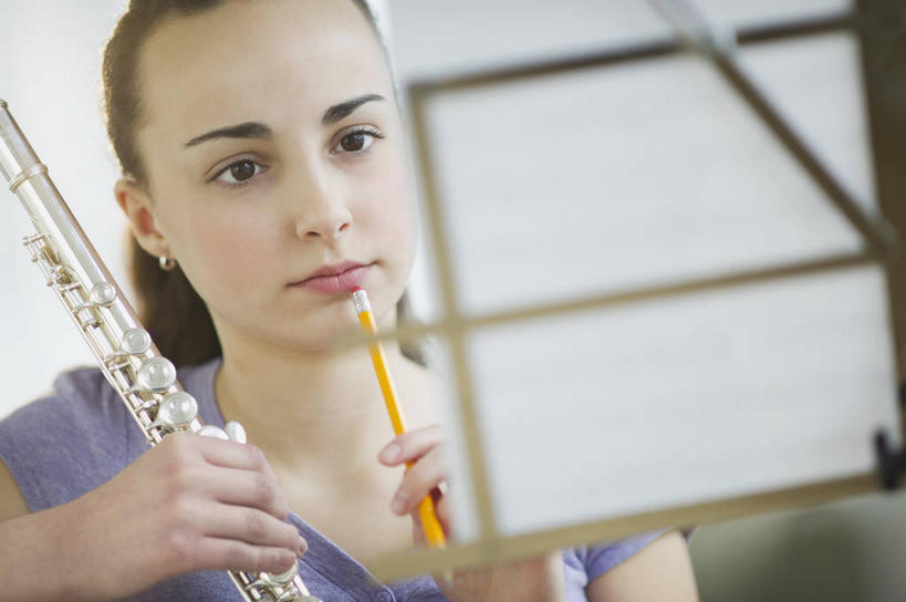 西方人,一个人,坐,横图,室内,白天,正面,书籍,欧洲,欧洲人,仅一个年轻女性,仅一个女性,仅一个人,握,服装,朦胧,模糊,艺术,金属,笔,墙,办公用品,吹奏乐器,笛子,乐谱,乐器,五线谱,音乐,拿,拿着,注视,休闲装,架子,墙壁,墙面,文具,衣服,白色,铅笔,学习用品,观察,看,休闲,休闲服,握着,服饰,观看,文具用品,察看,长笛,节拍,关注,音符,乐谱架,符头,符干,符尾,乐章,年轻女性,女人,女性,白种人,坐着,半身,彩图