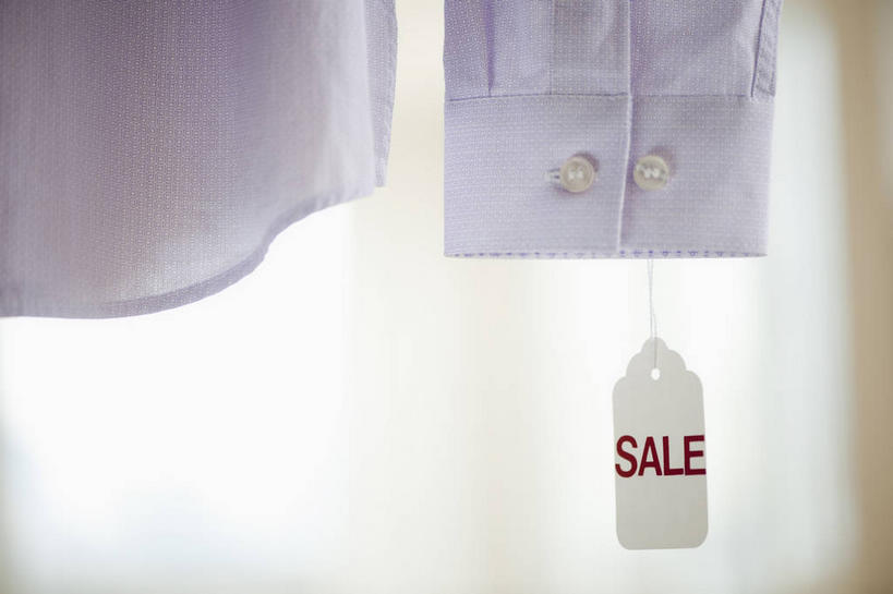 无人,横图,室内,特写,白天,正面,衬衫,静物,一排,吊挂,悬挂,服装,朦胧,模糊,整齐,英文,标签,标志,文字,字符,字母,挂,标识,排列,衣服,红色,服饰,英文字母,衣着,穿着,队列,衣饰,彩图,衬衣