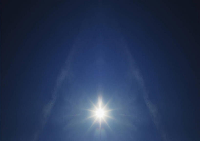 无人,横图,室外,特写,白天,仰视,美景,太阳,阴影,光线,影子,景观,烟雾,蓝色,蓝天,天空,阳光,自然,天,景色,晴朗,污染,废气,自然风光,飞机尾迹,尾迹云,机尾云,飞机拉烟,云带,尾迹,万里无云,机尾迹,飞机尾气,晴空,晴空万里,彩图,低角度拍摄,镜头光晕,透镜闪耀,眩光