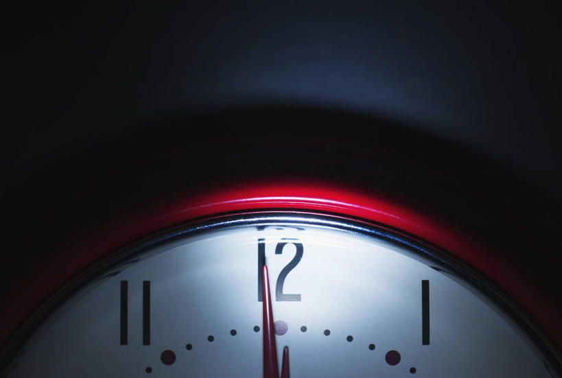 无人,横图,室内,特写,夜晚,正面,静物,阴影,时间,光线,标志,时钟,文字,影子,字符,字母,灯光,计时,标识,一个,红色,钟表,表,单个,阿拉伯文,阿拉伯语,阿拉伯字母,钟,彩图