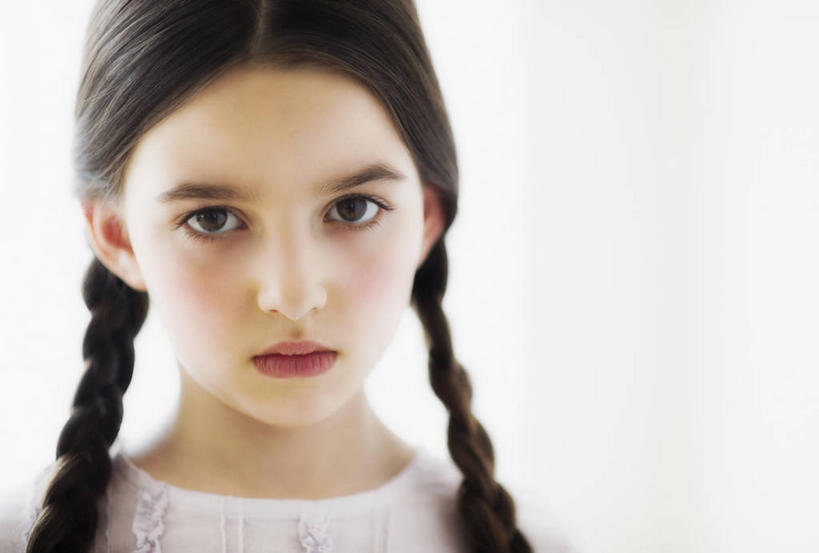 西方人,儿童,脸,头,脸颊,一个人,笑,微笑,横图,室外,特写,白天,白色背景,正面,纯洁,欧洲,欧洲人,仅一个女性,仅一个人,服装,朦胧,模糊,注视,休闲装,肩膀,小孩,衣服,天空,天,观察,看,仅一个小孩,休闲,休闲服,可爱,童年,童趣,服饰,观看,察看,关注,童真,烂漫,无邪,天真,女孩,女人,女性,白种人,孩子,头部,脸部,脸蛋,面部,半身,彩图,女生