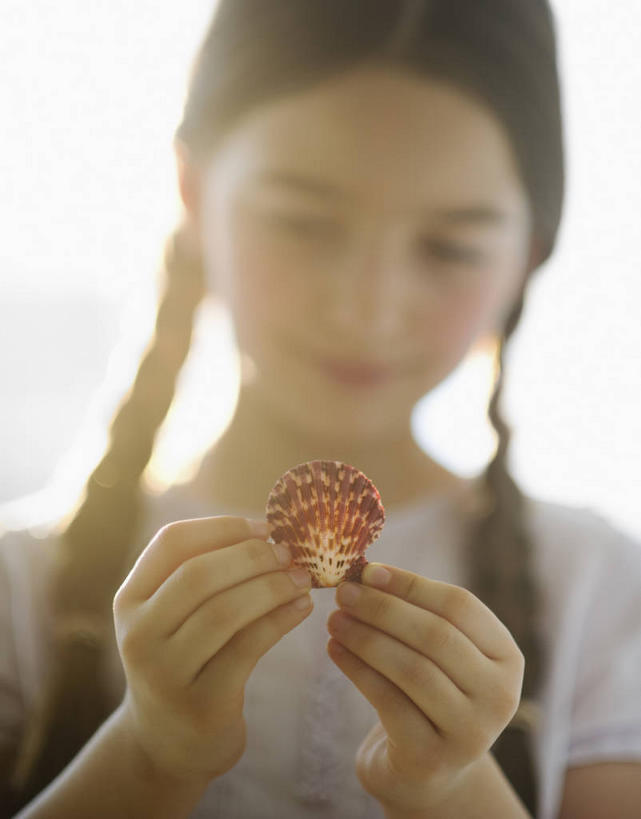 西方人,儿童,脸,头,脸颊,手,一个人,站,竖图,室外,特写,白天,白色背景,正面,纯洁,贝壳,欧洲,欧洲人,双手,仅一个女性,仅一个人,握,服装,朦胧,模糊,拿,拿着,注视,休闲装,肩膀,一个,小孩,衣服,天空,天,观察,看,站着,仅一个小孩,休闲,手部,休闲服,可爱,童年,童趣,握着,服饰,单个,观看,察看,关注,童真,烂漫,无邪,天真,女孩,女人,女性,白种人,孩子,头部,脸部,脸蛋,面部,贝类外壳,海螺壳,软体动物外壳,站立,半身,彩图,女生