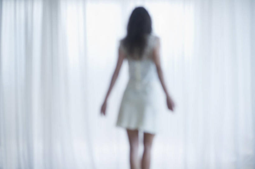 西方人,一个人,站,横图,室内,白天,裙子,窗户,窗帘,落地窗,欧洲,欧洲人,仅一个年轻女性,仅一个女性,仅一个人,连衣裙,朦胧,模糊,装饰,玻璃窗,背面,帘子,站着,遮阳,华丽,修饰,点缀,衬托,美观,雅致,雅观,年轻女性,女人,女性,白种人,站立,半身,彩图