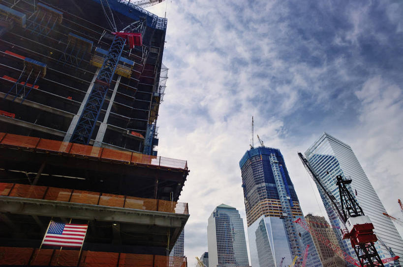 无人,横图,室外,白天,仰视,度假,美景,城市风光,标志建筑,城市,地标,建筑,旗帜,国旗,纽约,美国,阴影,光线,影子,支架,景观,云,云朵,建筑群,曼哈顿,云彩,娱乐,建设,星条旗,架子,脚手架,施工,蓝色,白云,蓝天,天空,阳光,建筑工地,天,享受,休闲,旅游胜地,景色,放松,美国国旗,晴朗,支撑,固定,北美,北美洲,美洲,双子塔,纽约州,帝国之州,帝国州,世界贸易中心,北亚美利加洲,亚美利加洲,地盘,建筑地盘,施工地盘,旗,晴空,彩图,低角度拍摄,工地,美利坚合众国国旗,曼哈顿岛,纽约世界贸易中心,世贸中心,双子大楼,稳固