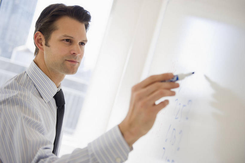 西方人,一个人,商务人士,商务男性,站,横图,室内,白天,侧面,衬衫,欧洲,欧洲人,仅一个男性,仅一个人,仅一个中年男性,握,阴影,套装,朦胧,模糊,反射,笔,影子,办公用品,领带,拿,拿着,注视,文具,白板,记号笔,学习用品,观察,看,站着,握着,观看,马克笔,麦克笔,文具用品,察看,书写,象征,庄重,关注,商务装,身份,记录板,工薪阶层,记事板,正式,地位,男人,男性,中年男性,白种人,白领,上班族,站立,半身,彩图,衬衣