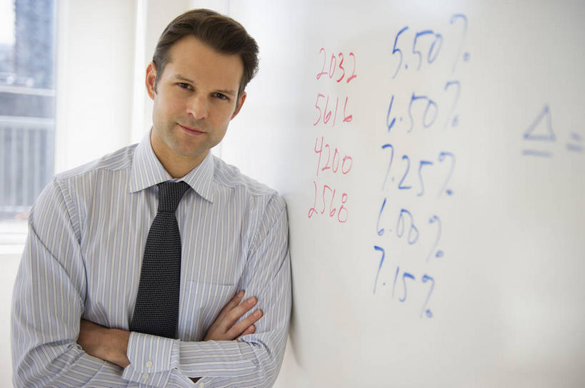 西方人,一个人,商务人士,商务男性,站,双手交叉,横图,室内,白天,正面,衬衫,窗户,欧洲,欧洲人,仅一个男性,仅一个人,仅一个中年男性,套装,朦胧,模糊,标志,数字,文字,字符,墙,领带,注视,标识,玻璃窗,墙壁,墙面,白色,白板,观察,看,靠,靠着,倚靠,站着,阿拉伯数字,观看,察看,双手抱胸,倚着,象征,庄重,关注,商务装,身份,记录板,工薪阶层,记事板,正式,地位,男人,男性,中年男性,白种人,白领,上班族,站立,半身,彩图,衬衣