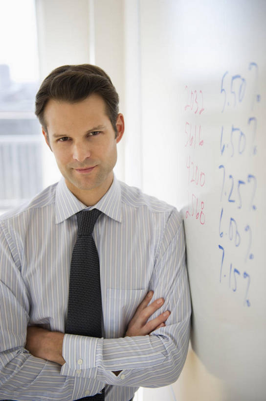 西方人,一个人,商务人士,商务男性,站,双手交叉,竖图,室内,白天,正面,衬衫,窗户,欧洲,欧洲人,仅一个男性,仅一个人,仅一个中年男性,套装,朦胧,模糊,标志,数字,文字,字符,墙,领带,注视,标识,玻璃窗,墙壁,墙面,白色,白板,观察,看,靠,靠着,倚靠,站着,阿拉伯数字,观看,察看,双手抱胸,倚着,象征,庄重,关注,商务装,身份,记录板,工薪阶层,记事板,正式,地位,男人,男性,中年男性,白种人,白领,上班族,站立,半身,彩图,衬衣